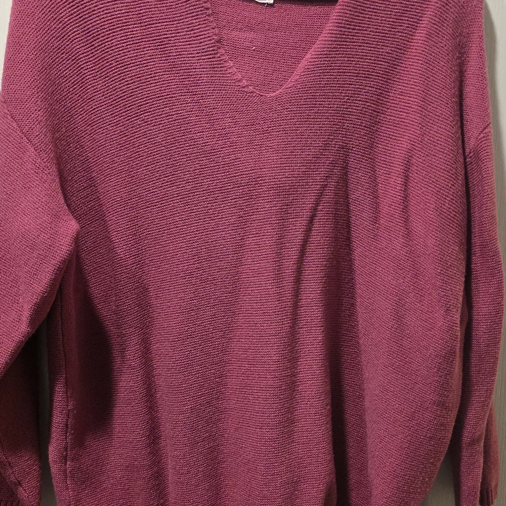 Women's V-Neck Sweater in Raspberry Pink